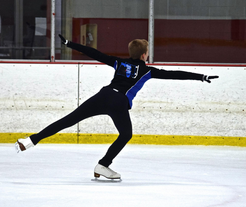 Taitoluistelija harjoittelemassa jäällä